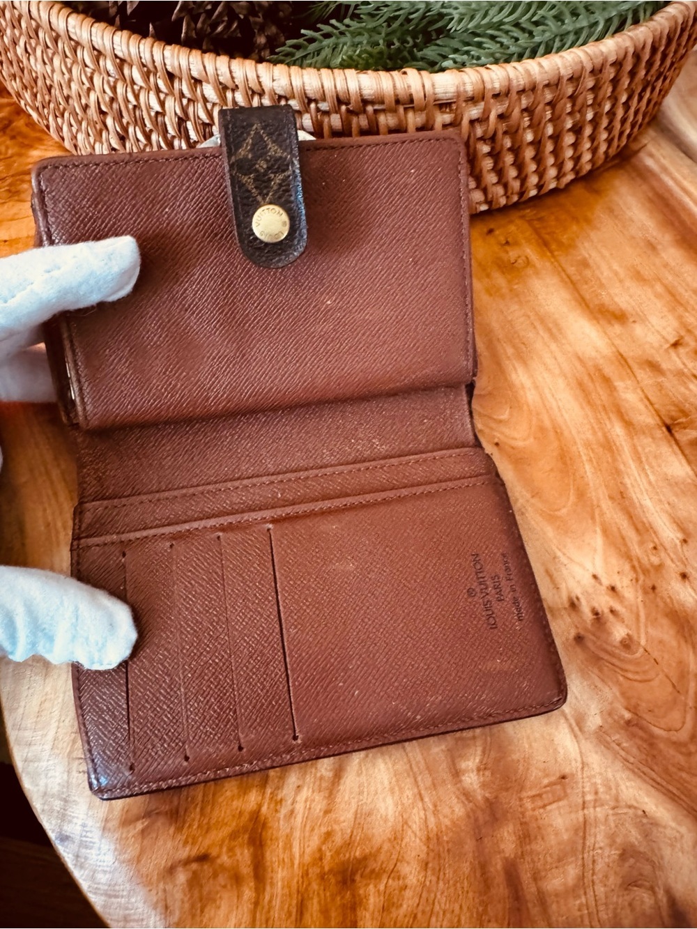 Just in 🔥Vuitton French purse, compact, wallet, kiss, lock, monogram, canvas - Picture 8 of 16